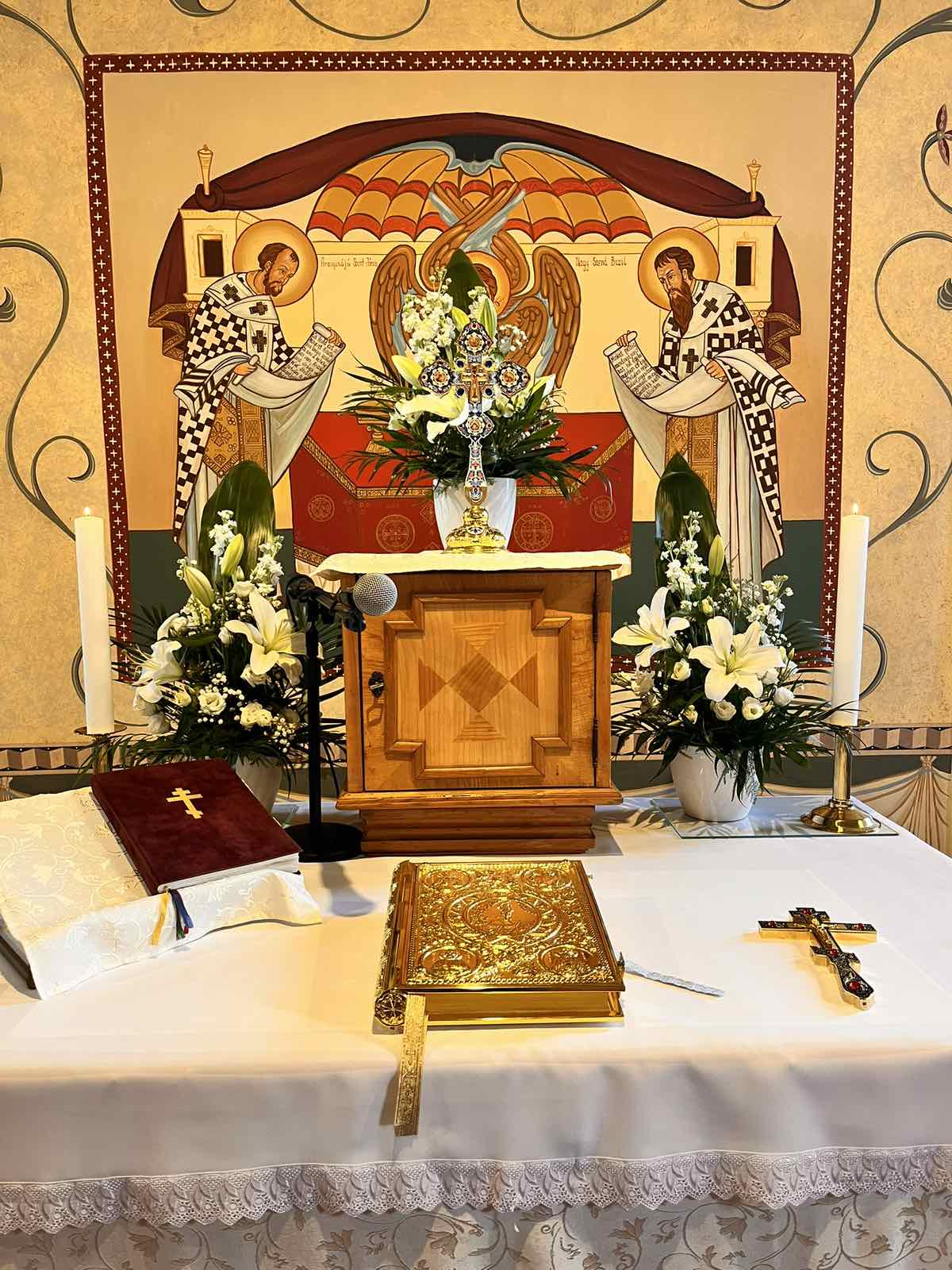 Oltár fehér liturgikus díszítéssel, angyalok és Pantokrátor ikonokkal