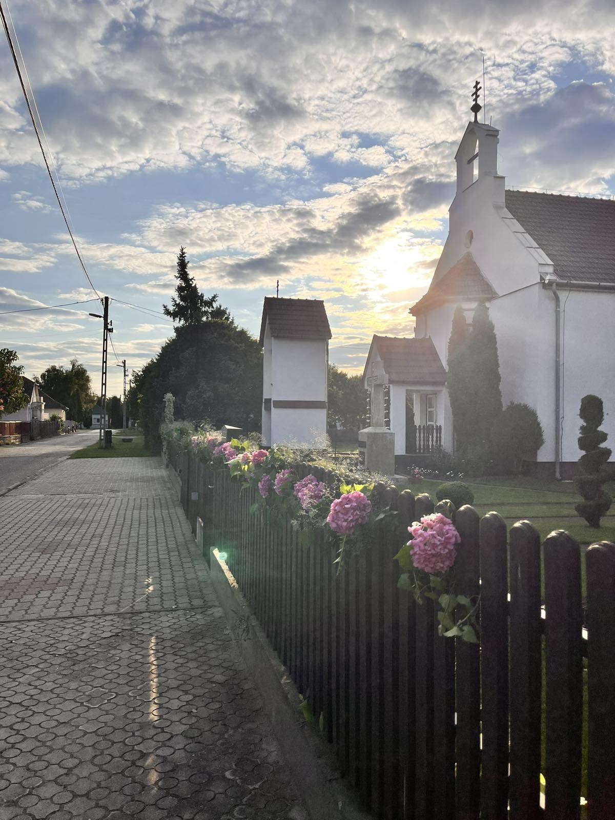 Demecseri görögkatolikus templom utcakép naplementen, hortenziákkal