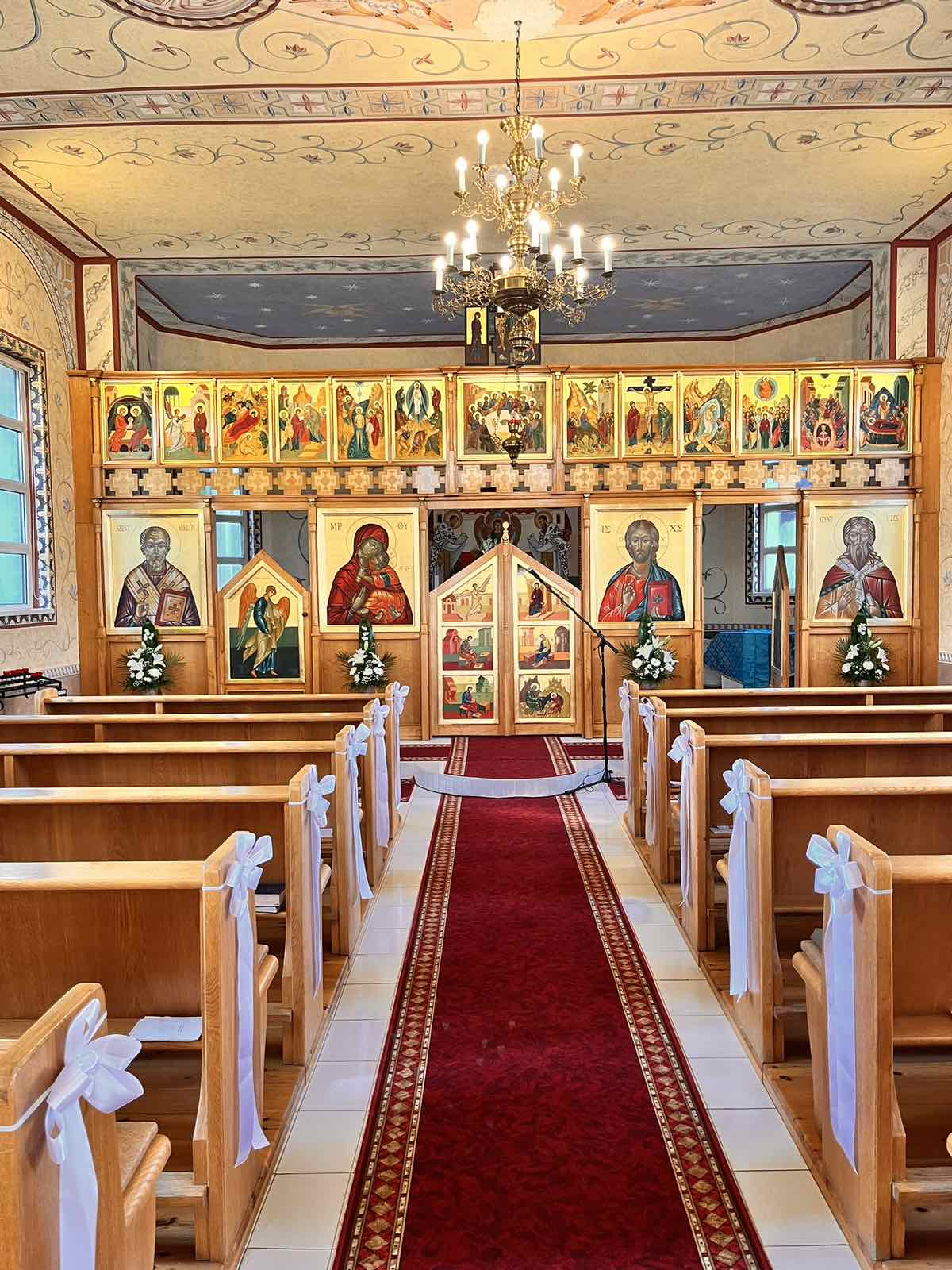 Demecseri görögkatolikus templombelső, teljes ikonosztáz nézet fehér díszítéssel