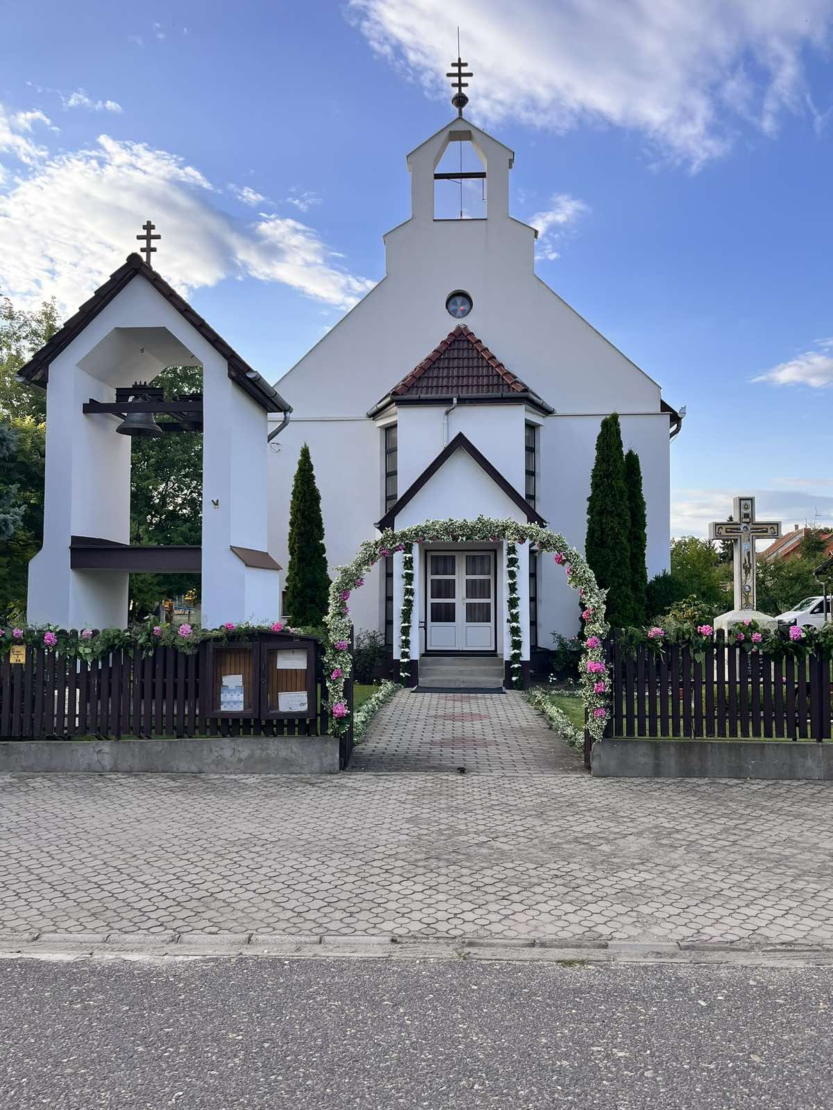 Demecseri görögkatolikus templomfront virágívvel és harangtoronnyal